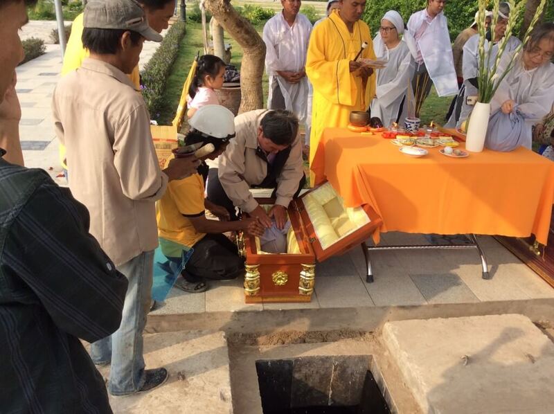 Cách xem ngày bốc mộ để con cháu làm ăn phát đạt năm 2025