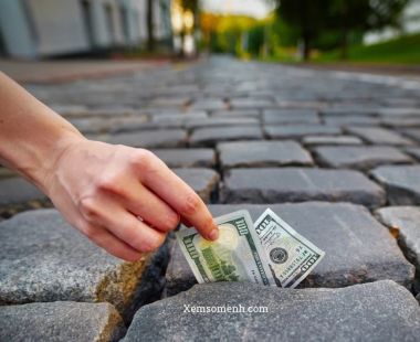 Mơ nhặt được tiền báo hiệu điềm gì và các con số may mắn nào
