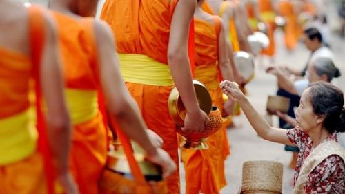 Bố thí là gì? Bo thi la gi?