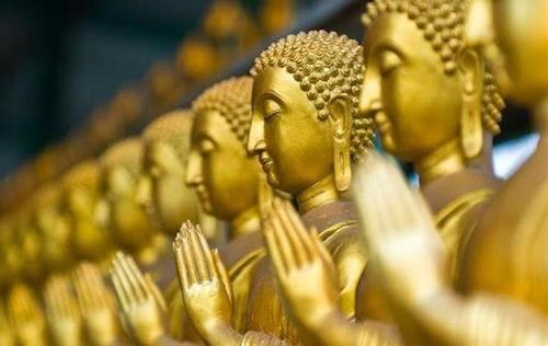 Loi Phat day cach cu xu voi nguoi han hoc ben canh