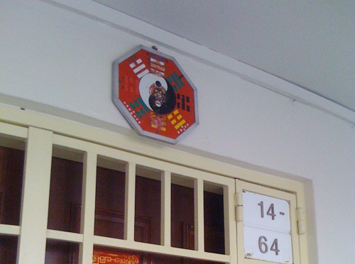 Treo gương bát quái hóa giải nhà chung cư đối diện nhau là hạ sách hình ảnh Treo guong bat quai hoa giai nha chung cu doi dien nhau la ha sach hinh anh