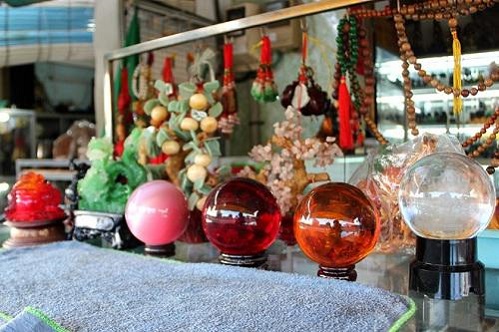 Quả cầu phong thủy được làm từ các loại đá tự nhiên Qua cau phong thuy duoc lam tu cac loai da tu nhien