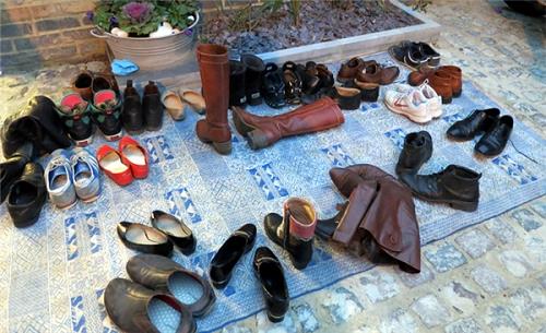 vứt giày dép lung tung trước cửa ra vào vut giay dep lung tung truoc cua ra vao