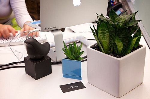 Do vat hinh thu ky di tren ban lam viec