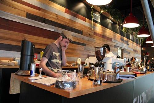 quầy thu ngân đối diện với gương quay thu ngan doi dien voi guong