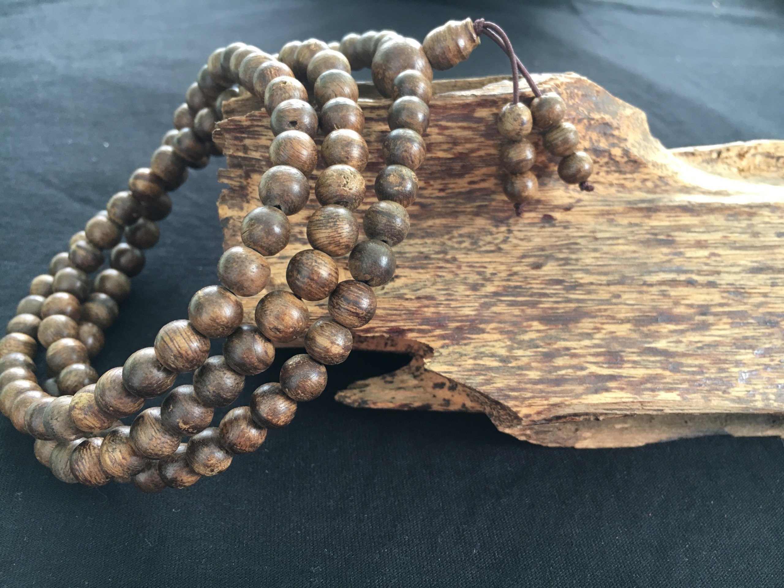 Phân Biệt Trầm Hương Thật – Giả: Bí Quyết Nhận Diện Chuẩn Xác, Tránh Mất Tiền Oan