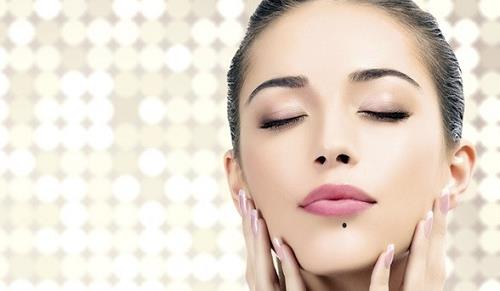 trên cằm có nốt ruồi tren cam co not ruoi