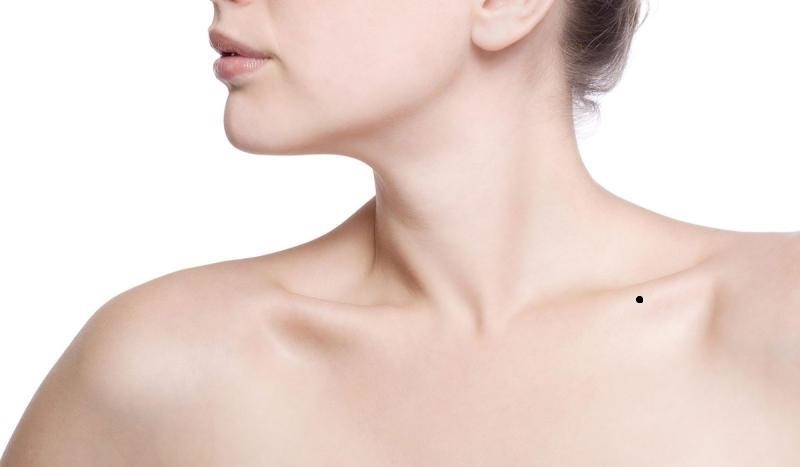 Người có NỐT RUỒI Ở XƯƠNG QUAI XANH là an nhàn và may mắn cả đời?