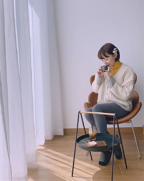 ngồi 2 bàn chân bắt chéo ngoi 2 ban chan bat cheo