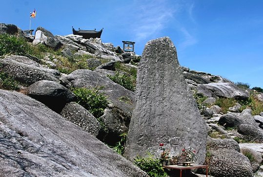 Cổng trời bia phật